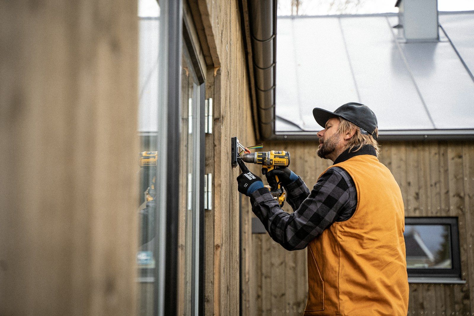 Posatore al lavoro durante l'installazione di una finestra